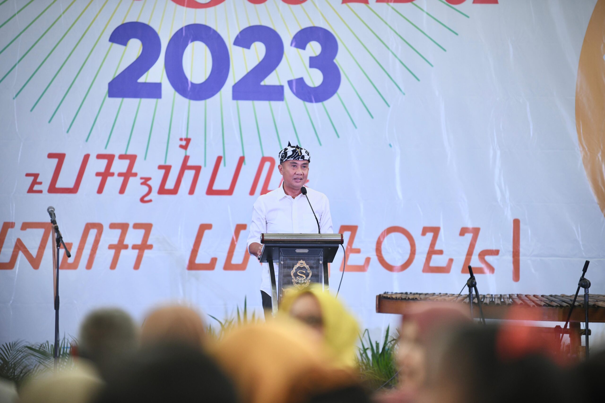 Penjabat Gubernur Jawa Barat Bey Machmudin membuka Festival Tunas Bahasa Ibu Jenjang SD dan SMP Tingkat Provinsi Jawa Barat dan Banten Tahun 2023 di Sutan Raja Hotel Soreang, Kabupaten Bandung, Selasa (14/11/2023).(Foto: Biro Adpim Jabar)